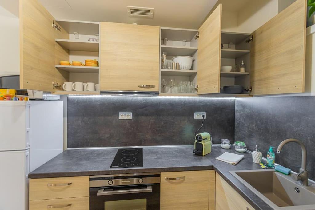 Flat with Bathtub & Balcony, only 12min Centrum, 200Mb WIFI