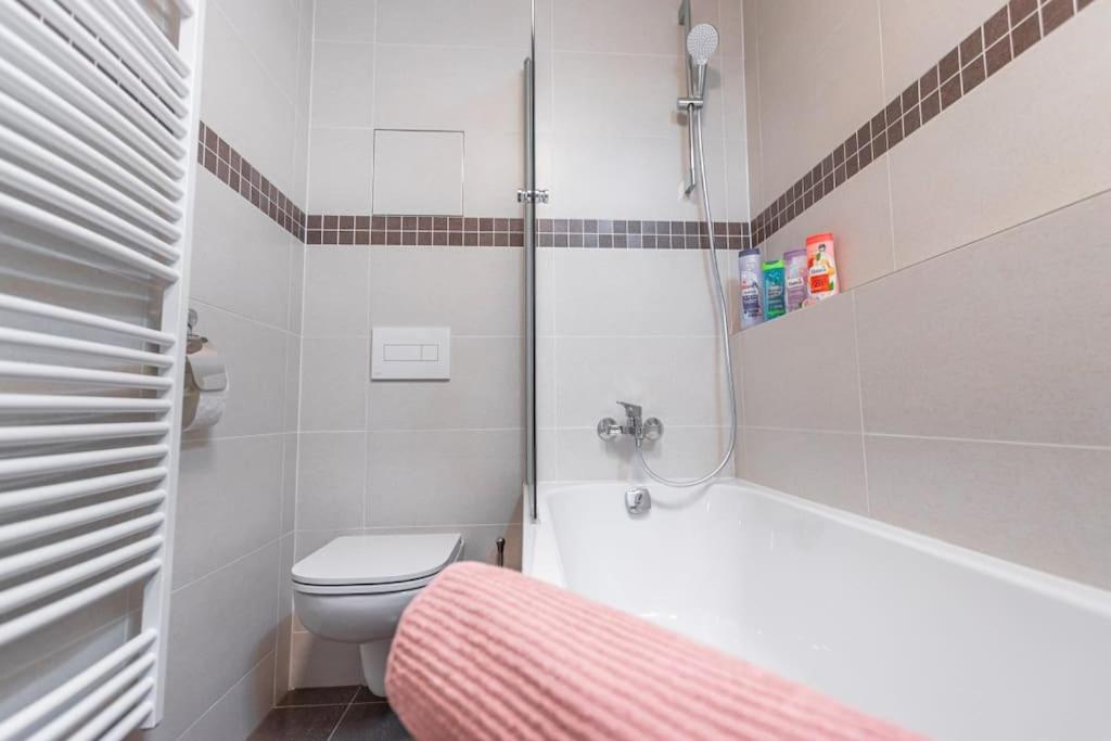Flat with Bathtub & Balcony, only 12min Centrum, 200Mb WIFI