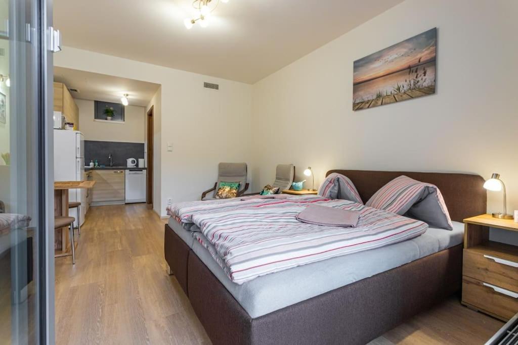 Flat with Bathtub & Balcony, only 12min Centrum, 200Mb WIFI