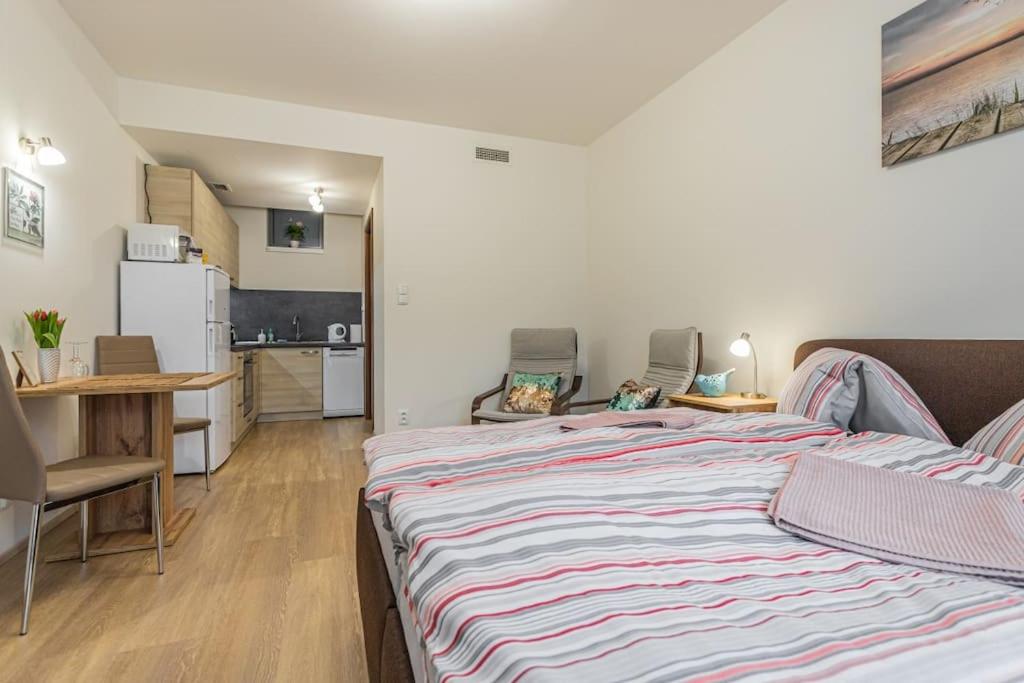 Flat with Bathtub & Balcony, only 12min Centrum, 200Mb WIFI