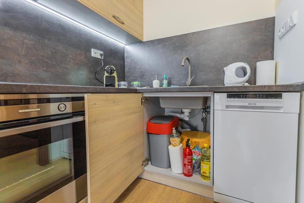 Flat with Bathtub & Balcony, only 12min Centrum, 200Mb WIFI
