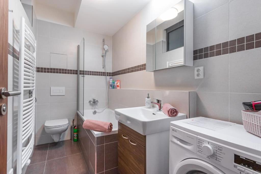 Flat with Bathtub & Balcony, only 12min Centrum, 200Mb WIFI