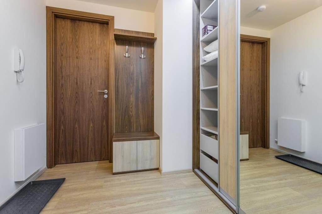 Flat with Bathtub & Balcony, only 12min Centrum, 200Mb WIFI
