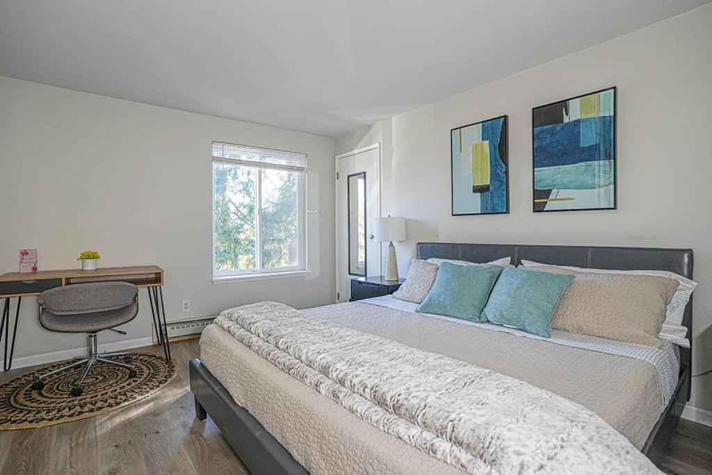 Modern Cozy next to Microsoft, Queen Bed, Parking view 4