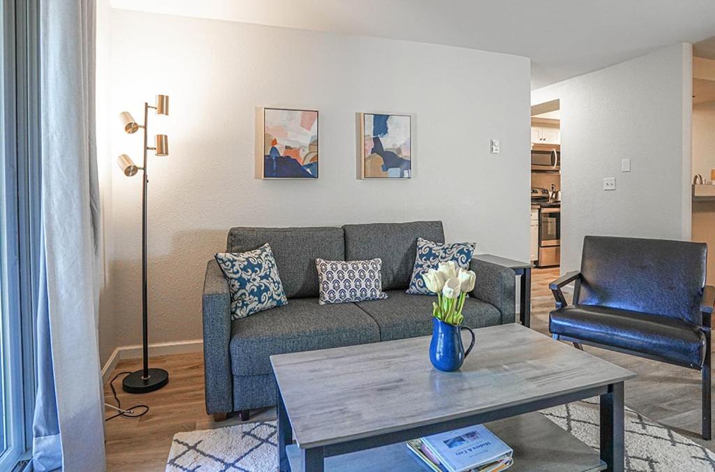 Modern Cozy next to Microsoft, Queen Bed, Parking view 5