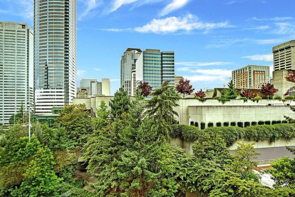 Eclectic Downtown & Cap Hill King bed & Kitchen view 4