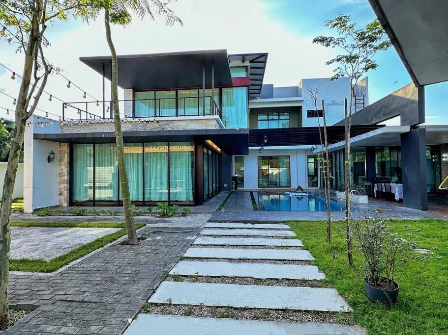 Blue Lagoon House - Netflix Private KTV Pool Movie photo 1