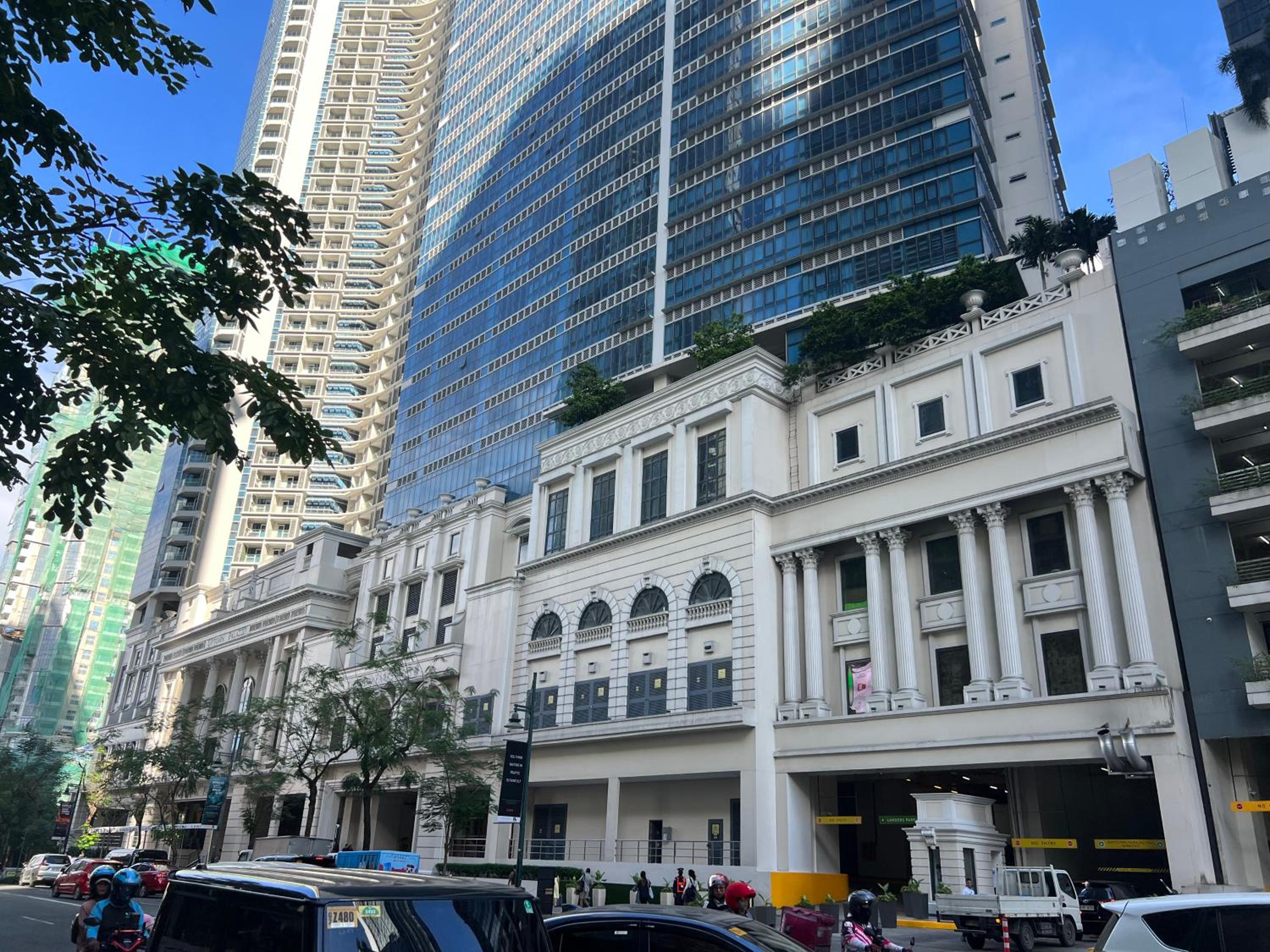 Cozy 1 bedroom condo in Uptown BGC view 3