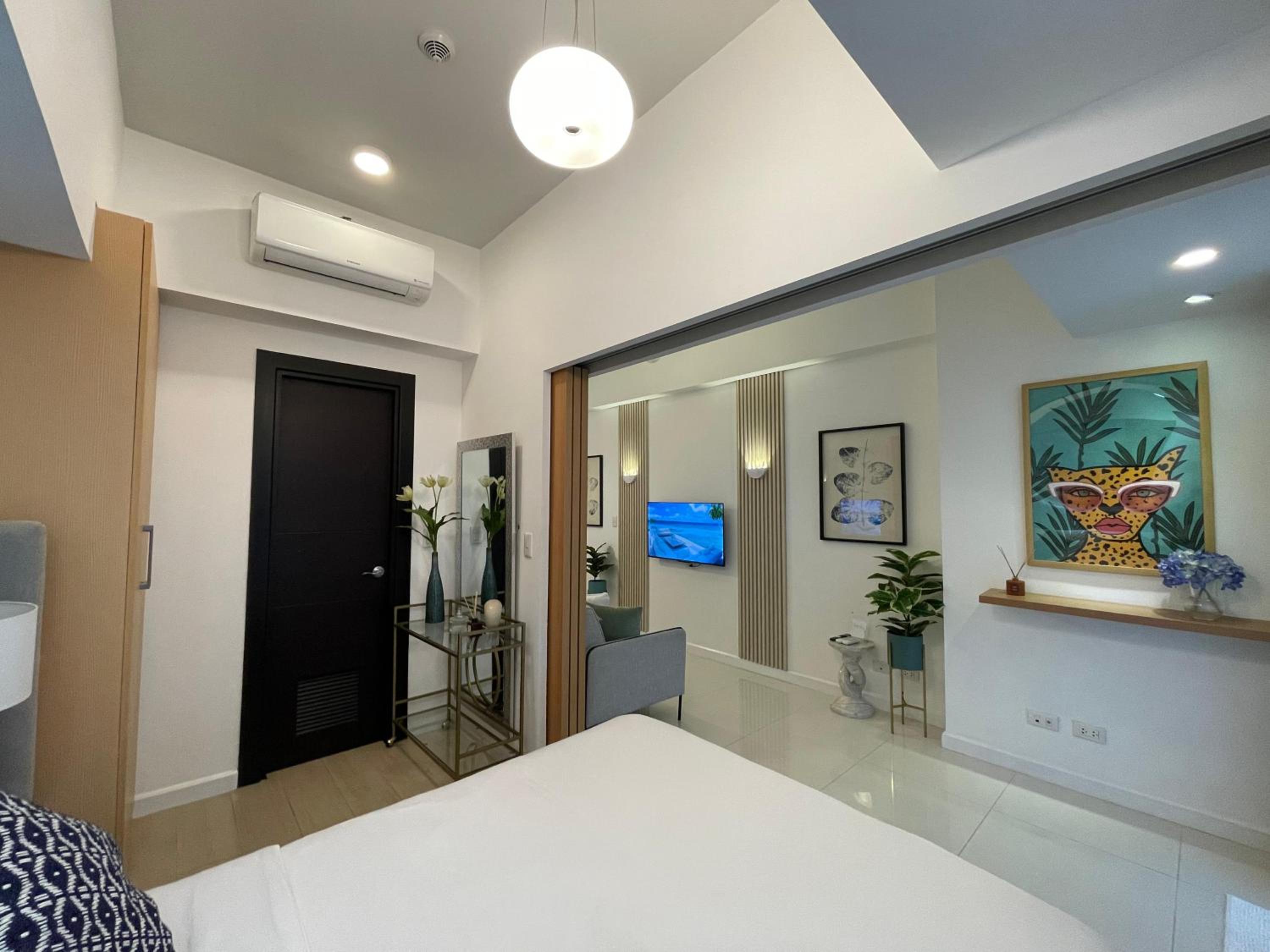 Cozy 1 bedroom condo in Uptown BGC view 2