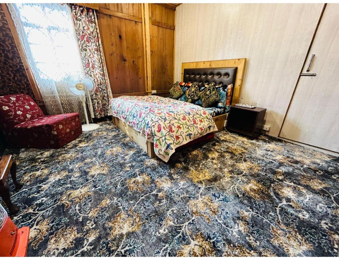 Dandoo Heritage Houseboat, Srinagar view 5