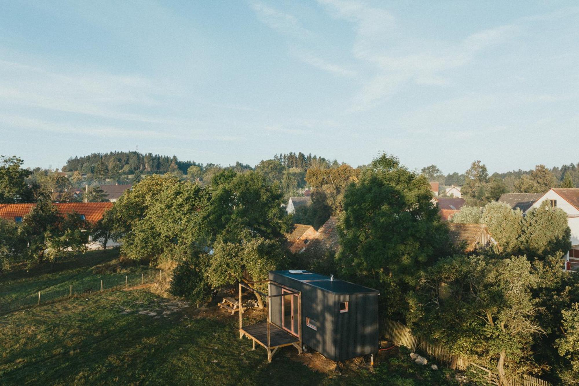 Tiny house v ohradě