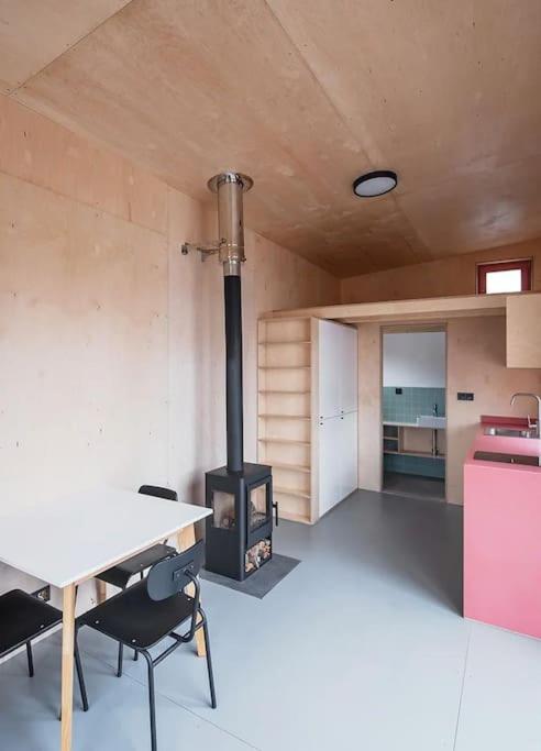 Tiny house v ohradě