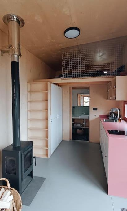 Tiny house v ohradě