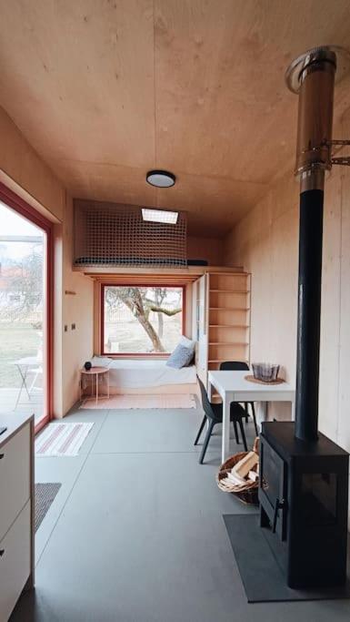Tiny house v ohradě