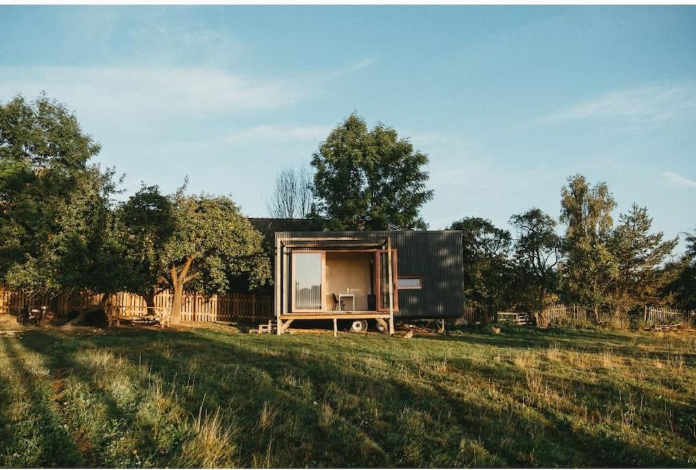 Tiny house v ohradě