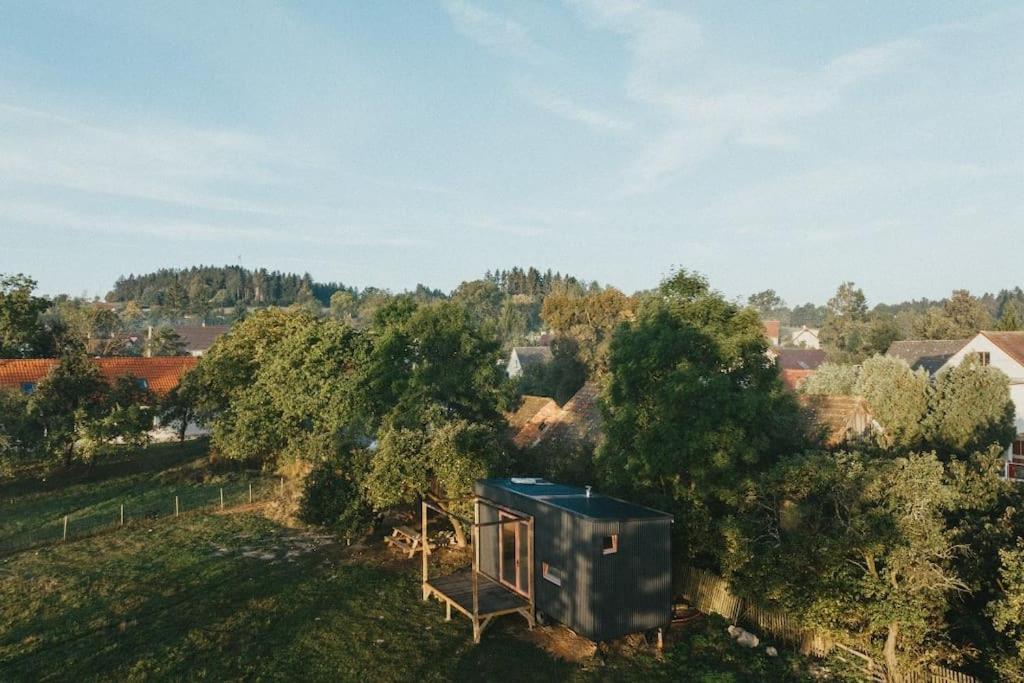 Tiny house v ohradě