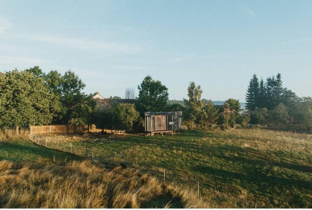 Tiny house v ohradě