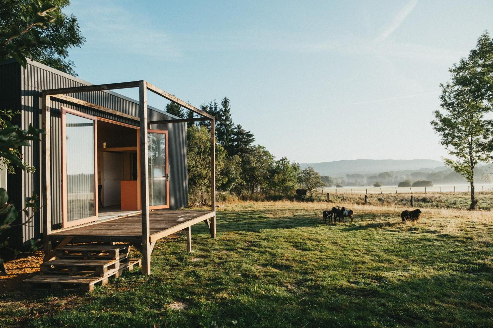 Tiny house v ohradě