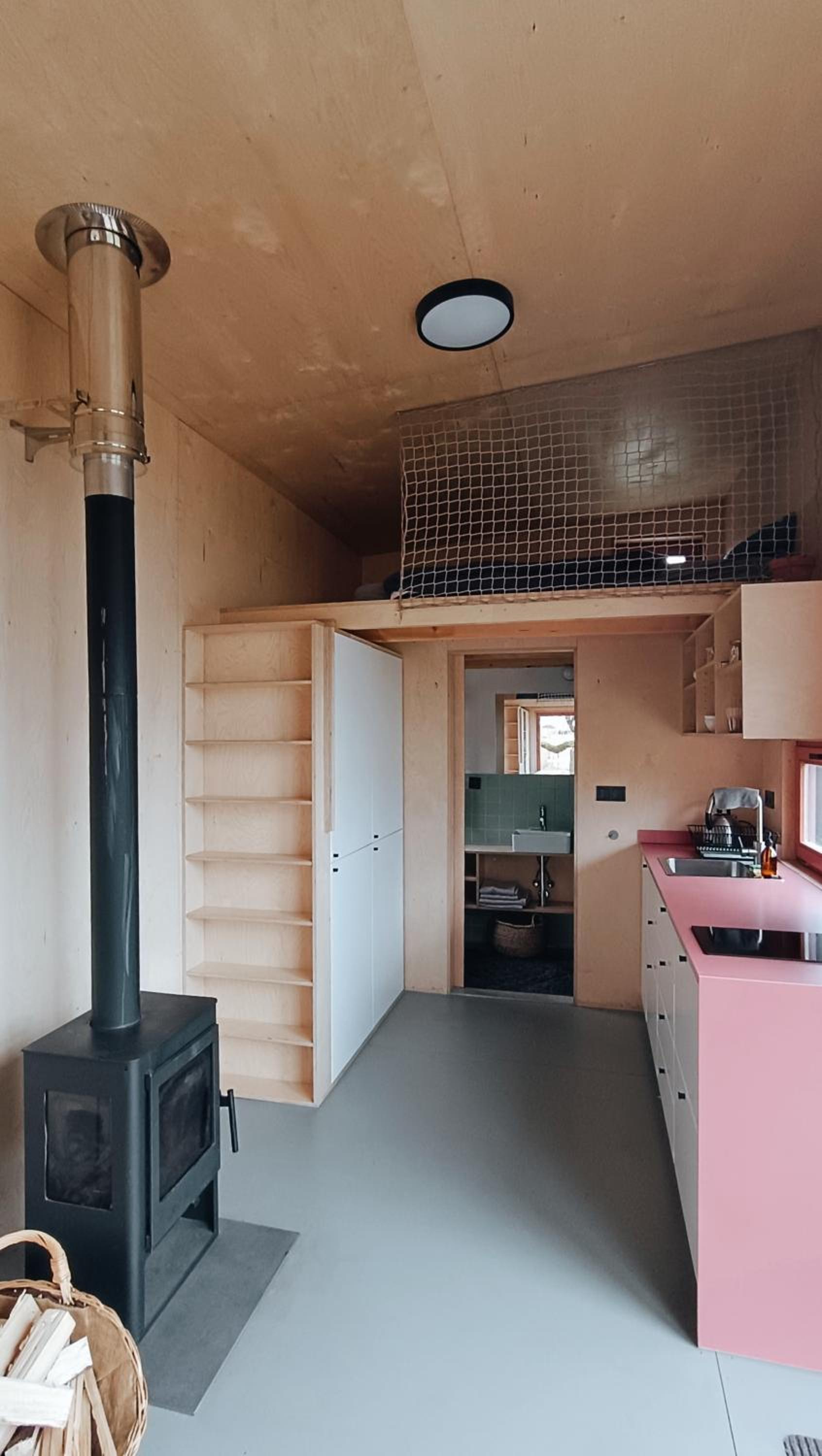 Tiny house v ohradě