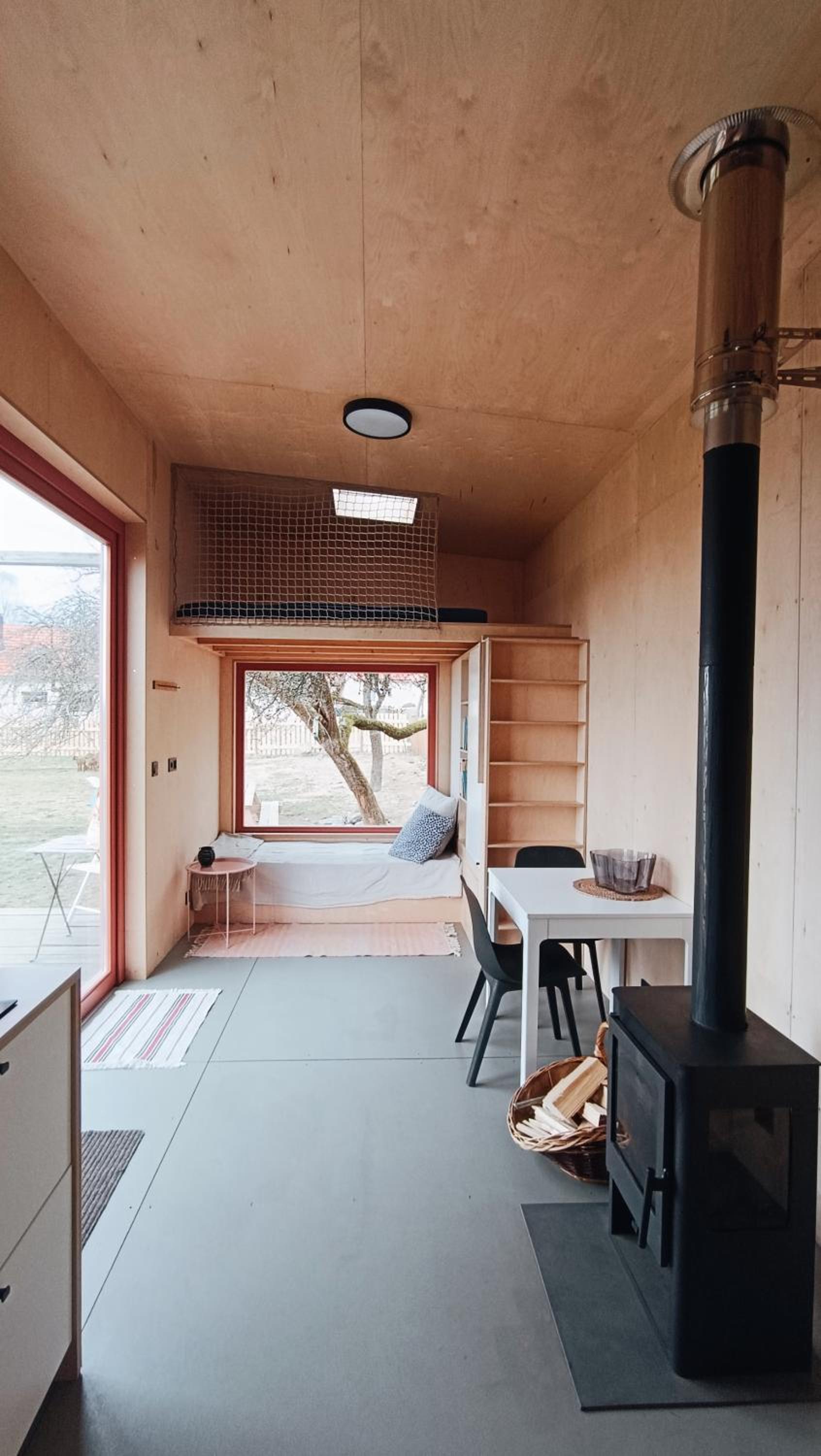 Tiny house v ohradě