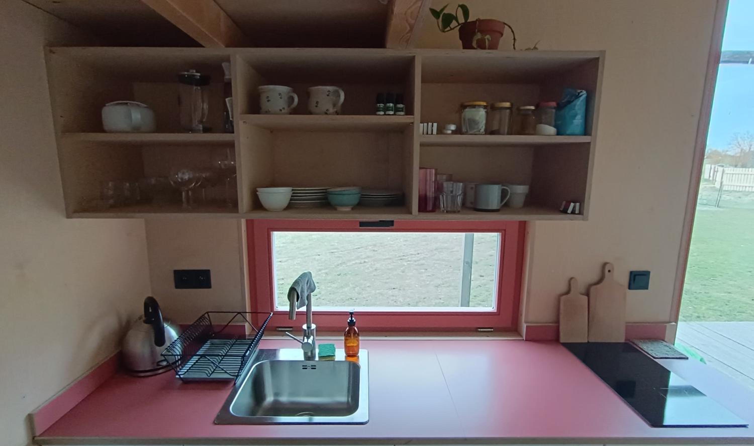 Tiny house v ohradě
