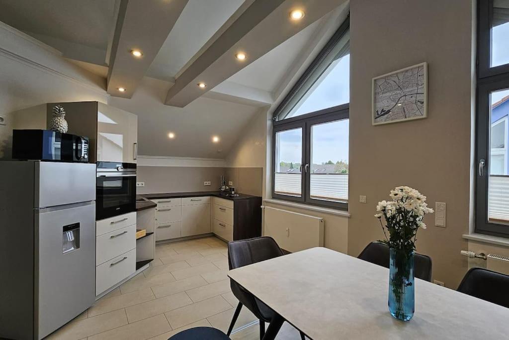 CASA8070 - Exklusive große Maisonette-Wohnung 91 qm für Familien, Gruppen, Geschäftsreisende, inklusive Parkplatz, WLAN, Kaffee und Tee, voll ausgestattet 