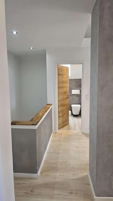 CASA8070 - Exklusive große Maisonette-Wohnung 91 qm für Familien, Gruppen, Geschäftsreisende, inklusive Parkplatz, WLAN, Kaffee und Tee, voll ausgestattet 