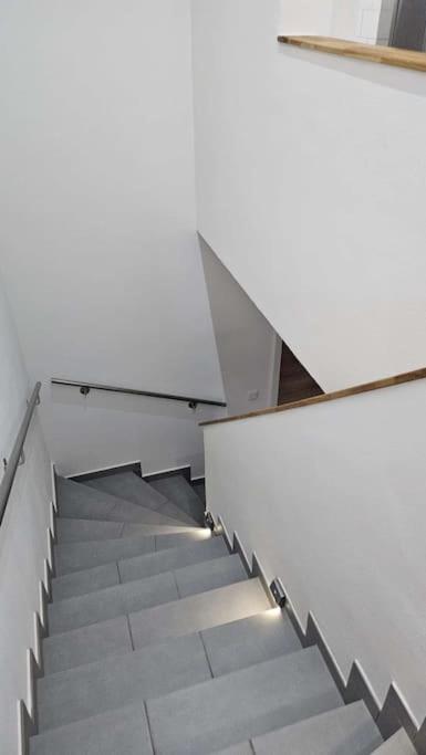 CASA8070 - Exklusive große Maisonette-Wohnung 91 qm für Familien, Gruppen, Geschäftsreisende, inklusive Parkplatz, WLAN, Kaffee und Tee, voll ausgestattet 