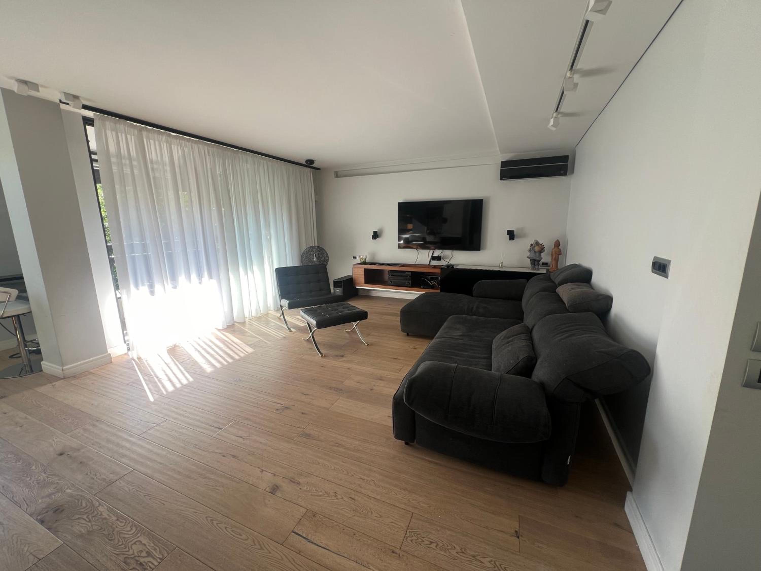 Stylish spacious flat in quiet green locale view 3