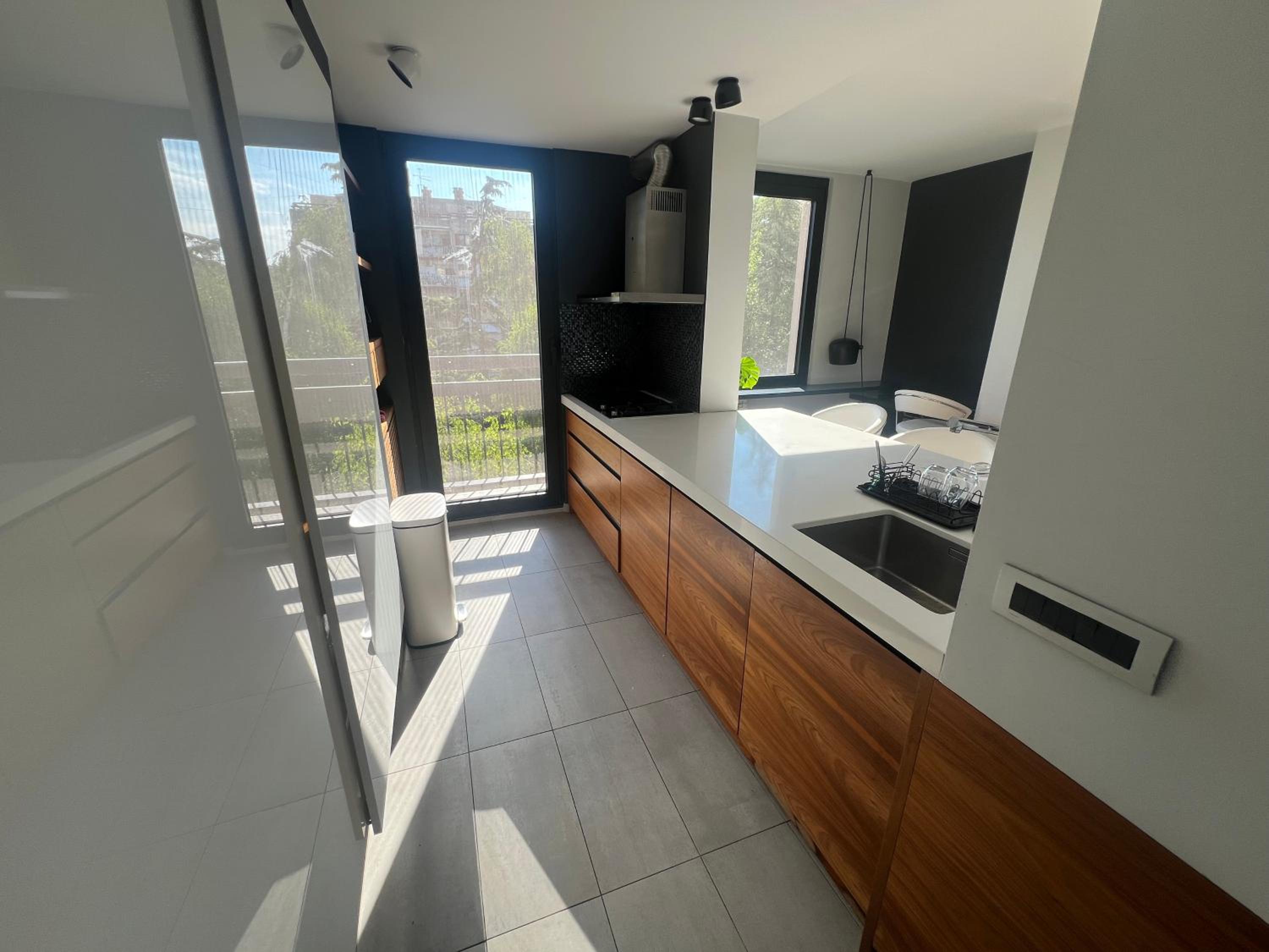 Stylish spacious flat in quiet green locale view 4