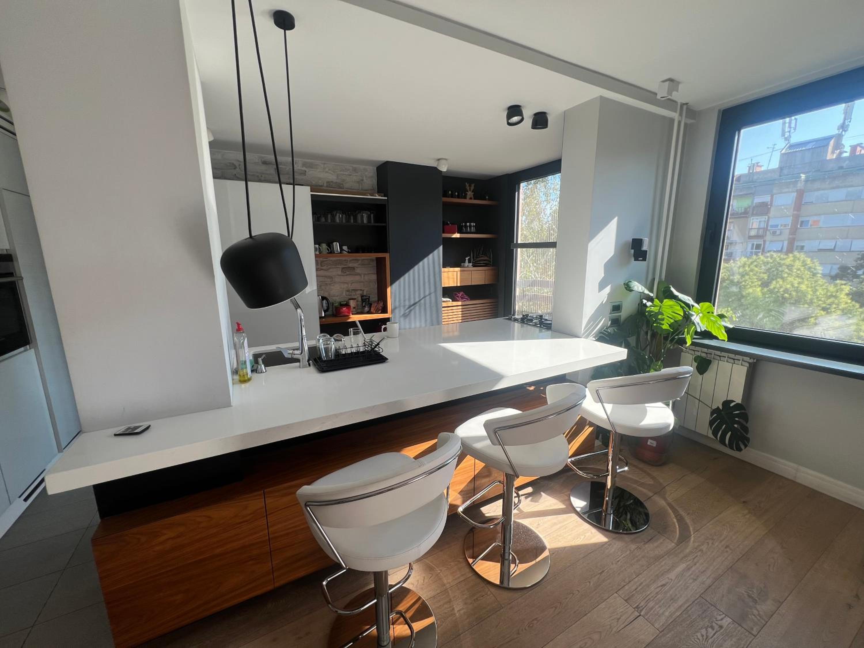 Stylish spacious flat in quiet green locale view 5