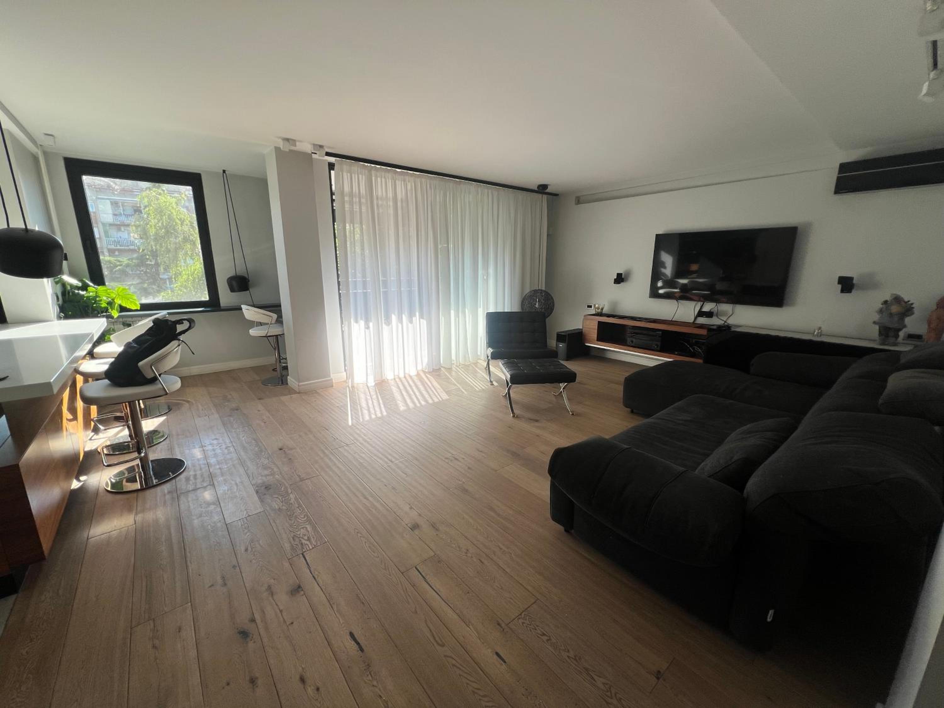 Stylish spacious flat in quiet green locale view 2