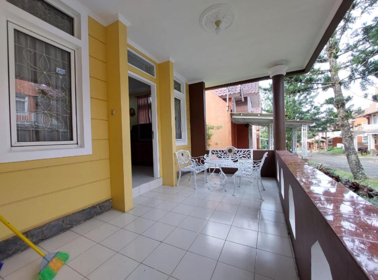 Villa kota bunga at puncak bogor 3BR Free AC dan Karoke Super Lengkap view 5