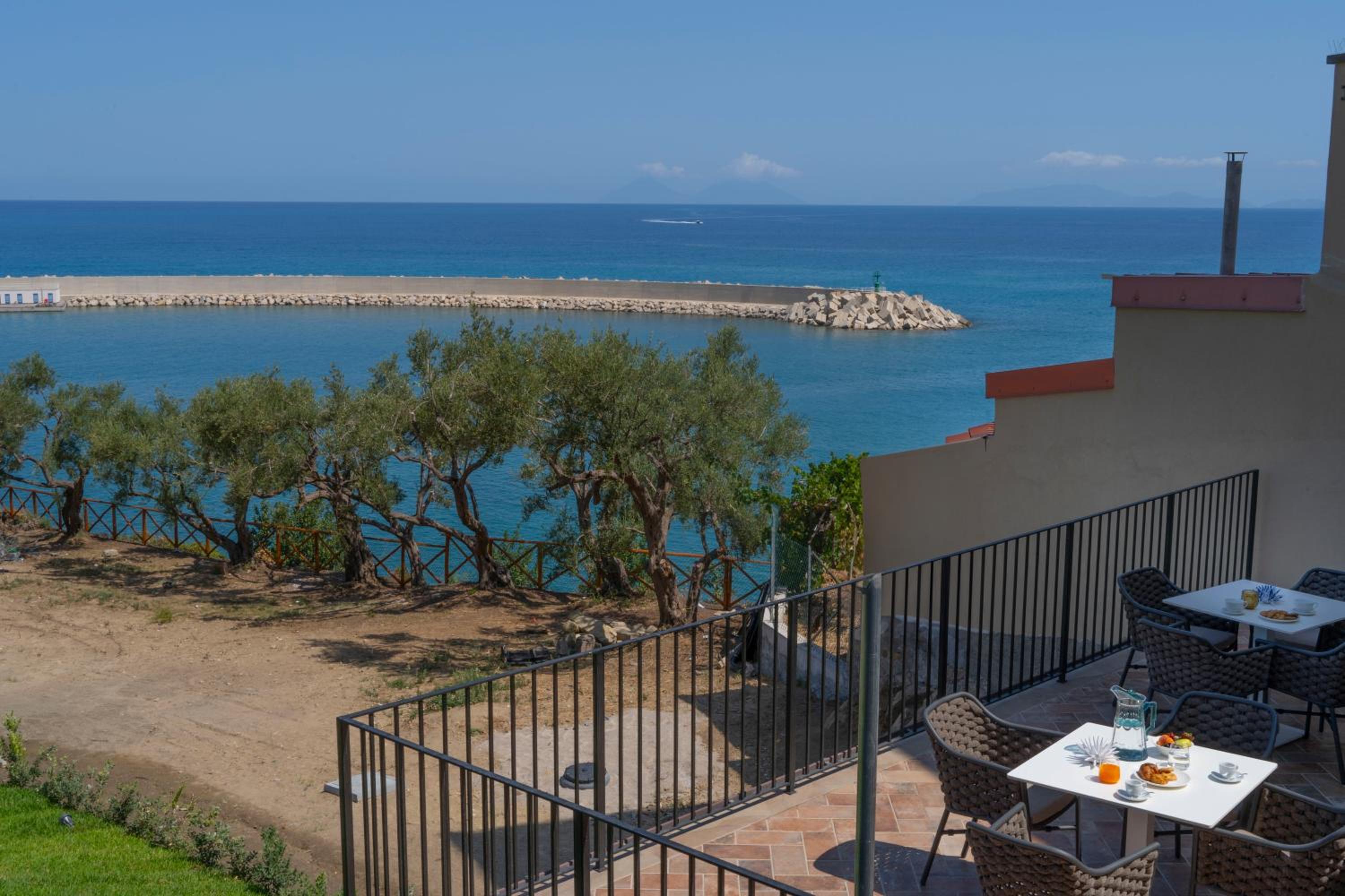 Villa Vincenza Deluxe Rooms view 4