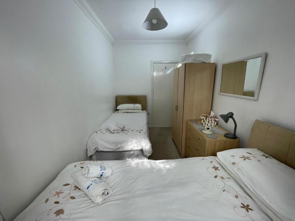 AVON BEACH RETREAT by BOURNECOAST- A Lovely Bungalow by the Sea with a Garden and Parking - HB2087