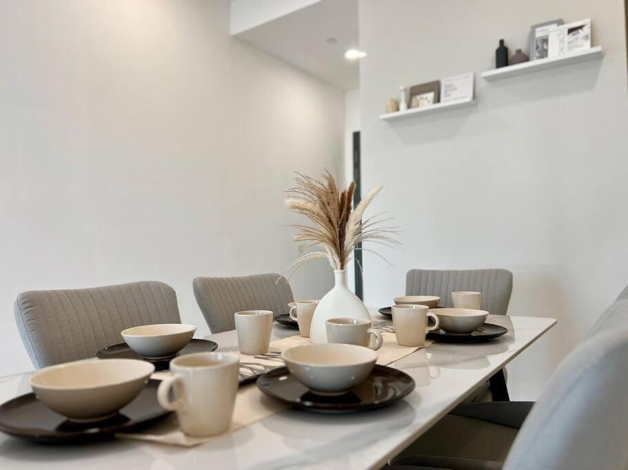 3BR-Mocha-Paradigm Residence by Guesthouse-6-8Pax