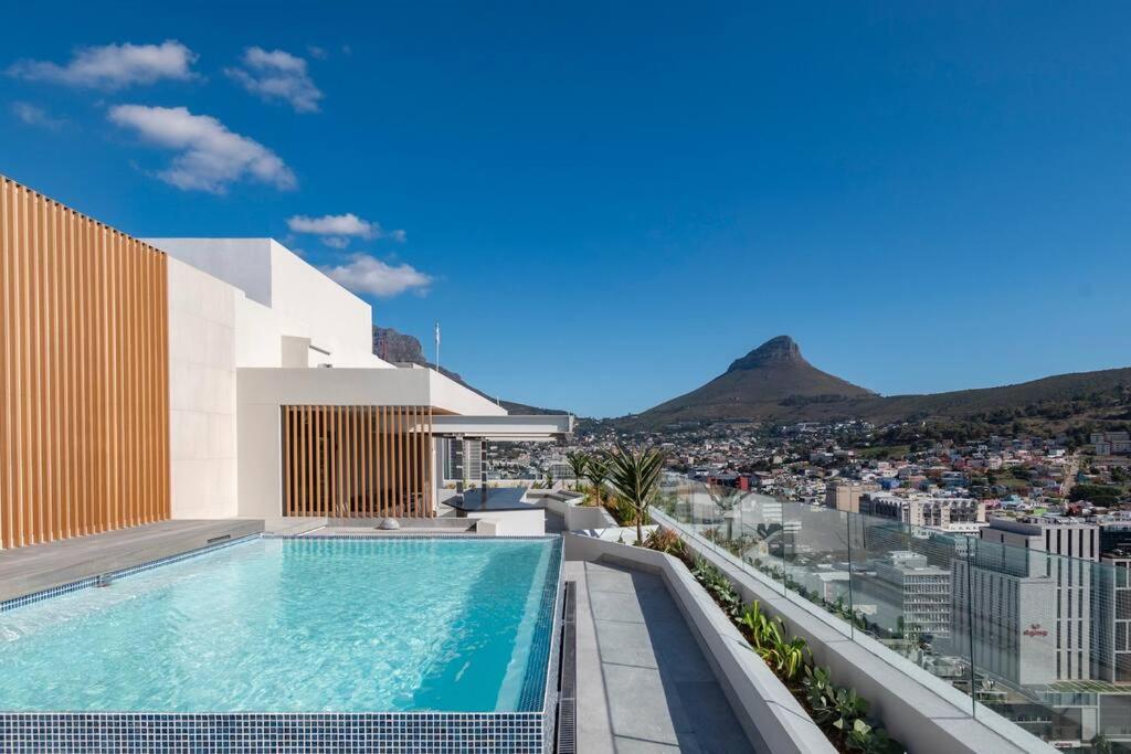 Stylish 1 Bed 20th Floor Views AC Rooftop Pool