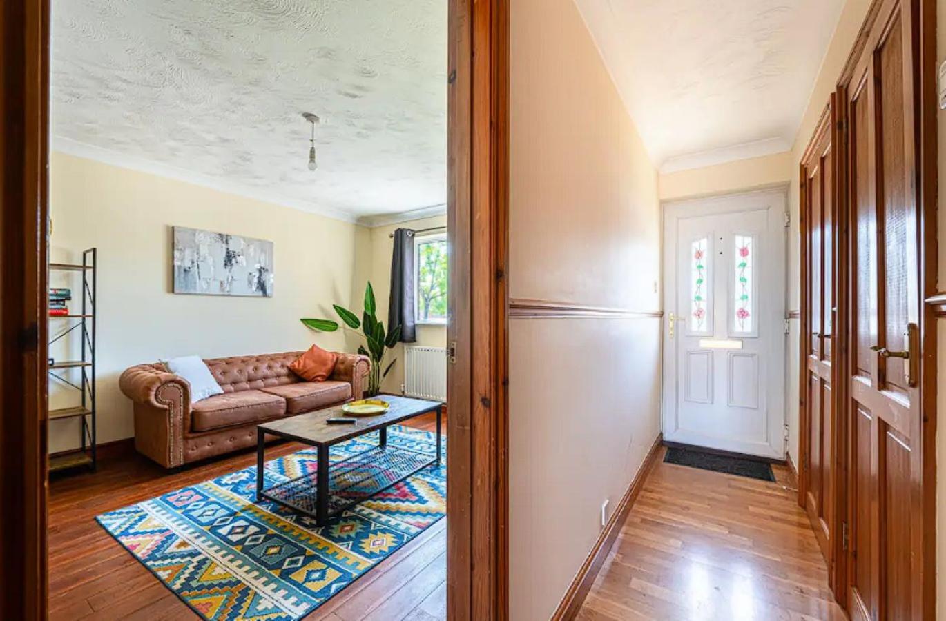 Spacious & Elegant 3BR Home Near Ipswich City Centre view 3