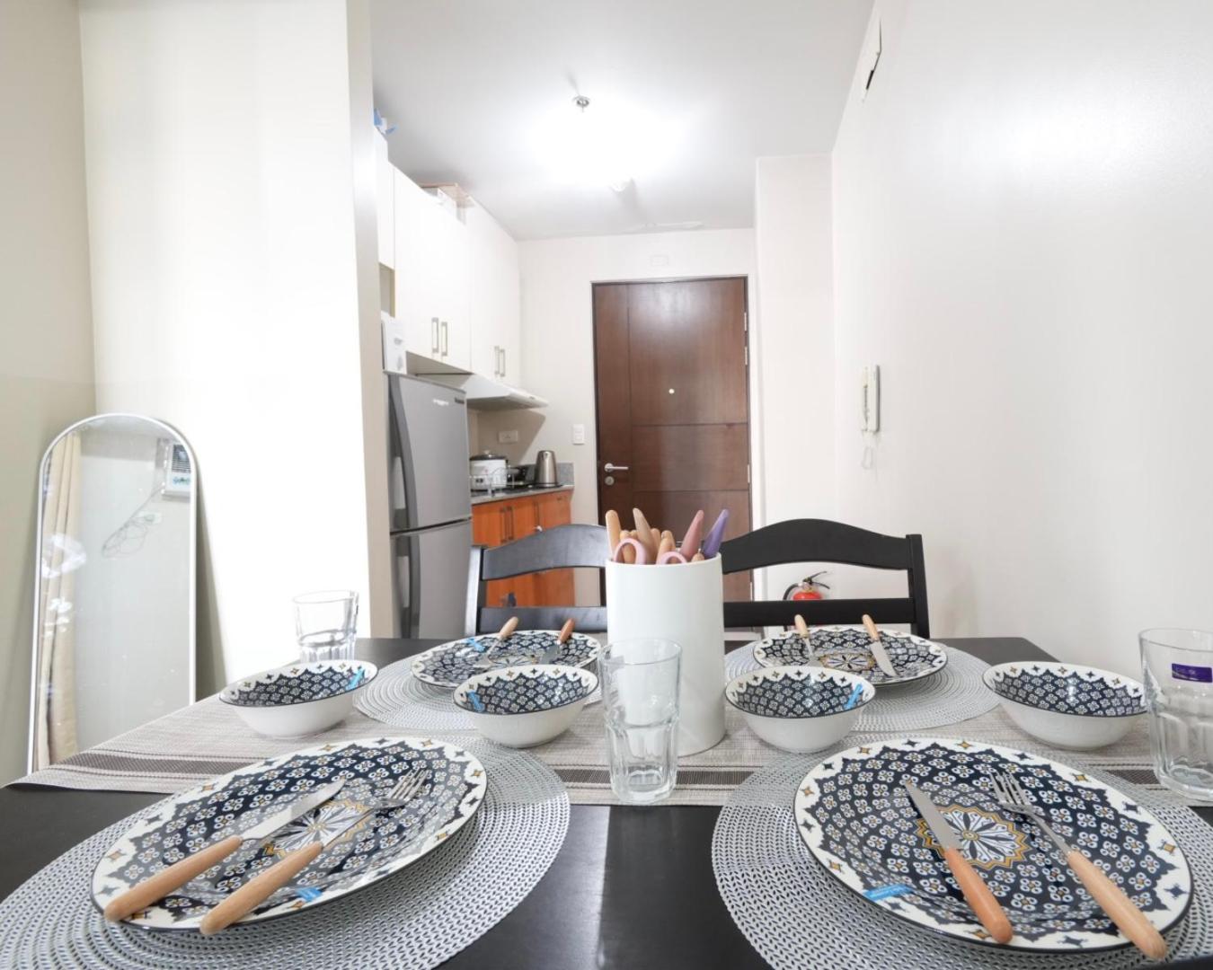 Cubao Manhattan Heights Residential Condo TC10N - Bright Studio with Pool, Balcony - Next to AliMall and SM - Walking Distance to Araneta Coliseum and Gate view 5