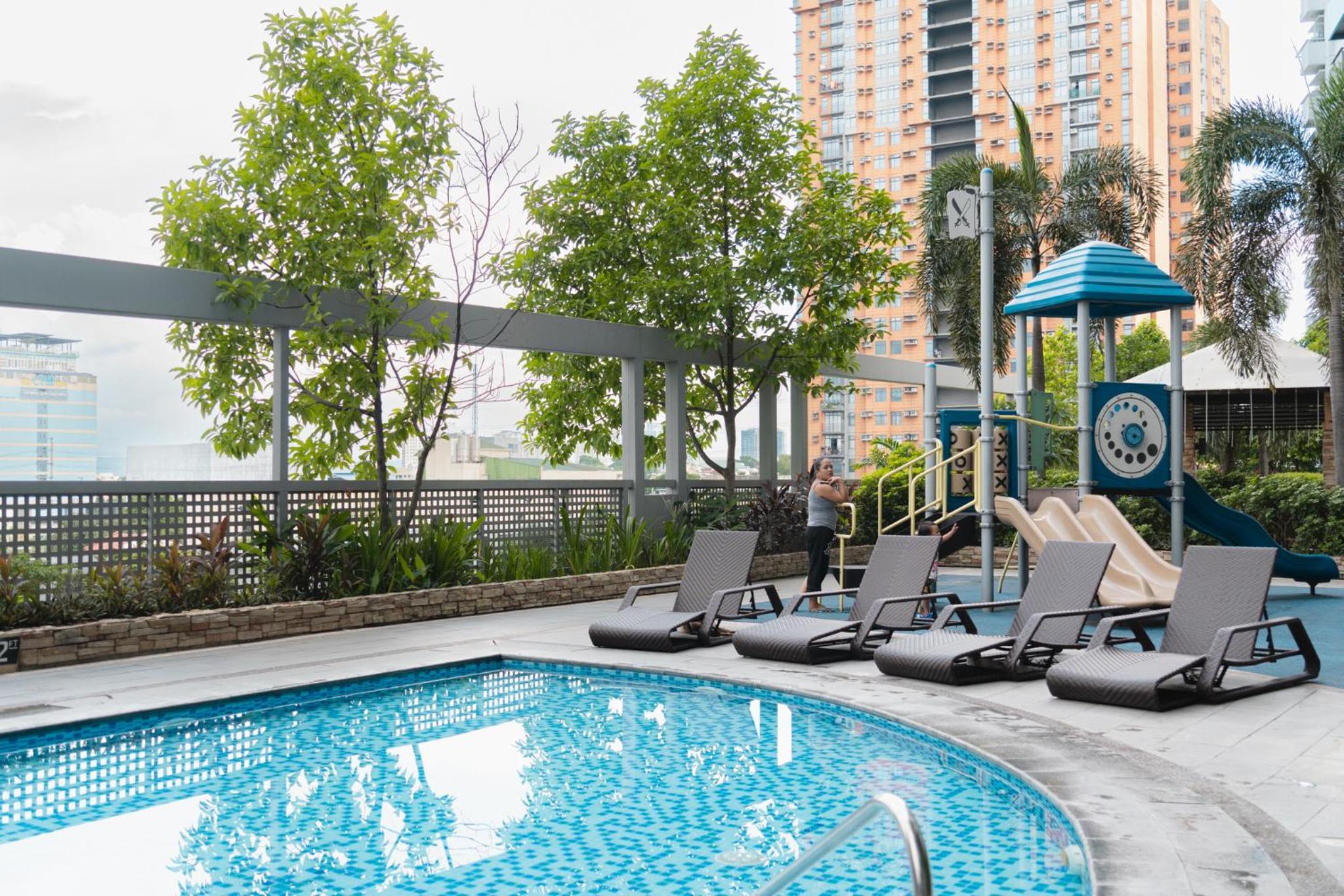Cubao Manhattan Heights Residential Condo TC10N - Bright Studio with Pool, Balcony - Next to AliMall and SM - Walking Distance to Araneta Coliseum and Gate view 3