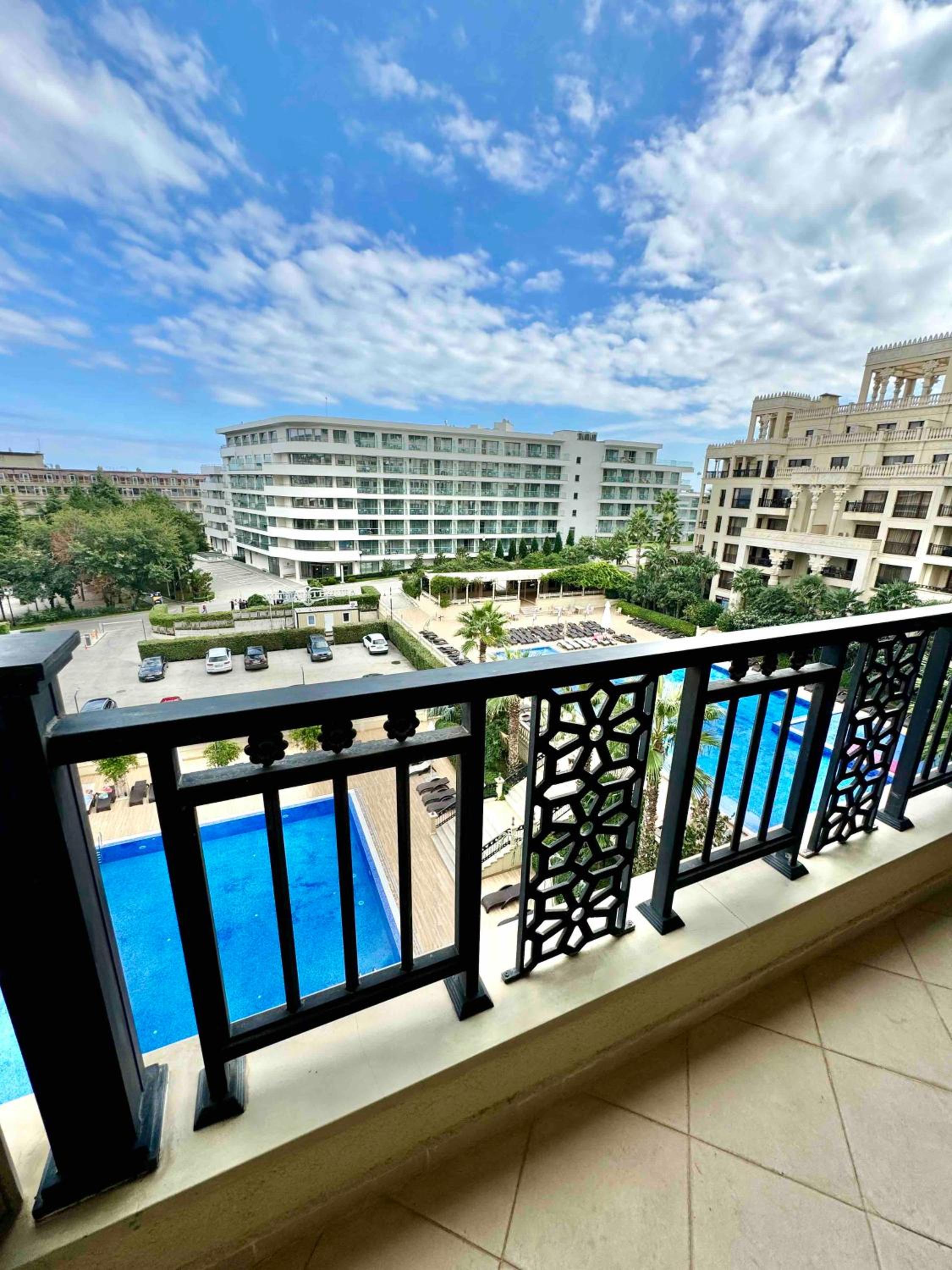 Apartments pool view in Golden Sands