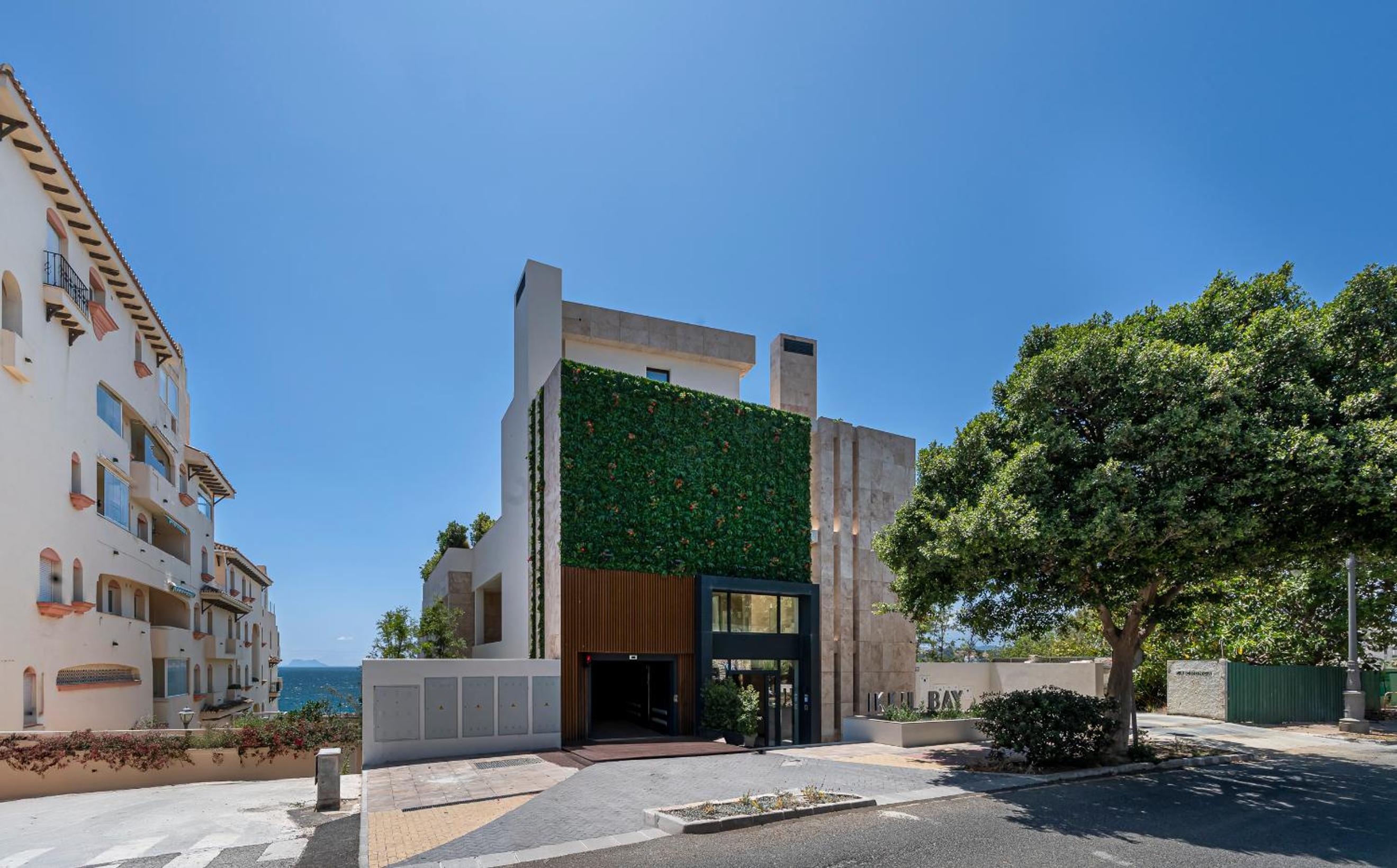 Luxury Front Line Beach Apartment