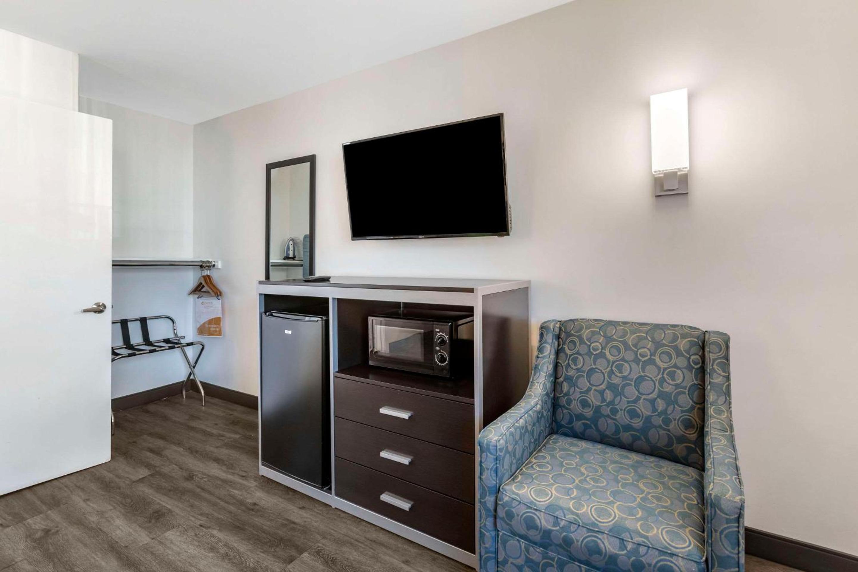 Burbank Vacations - Quality Inn Burbank Airport - Property Image 7