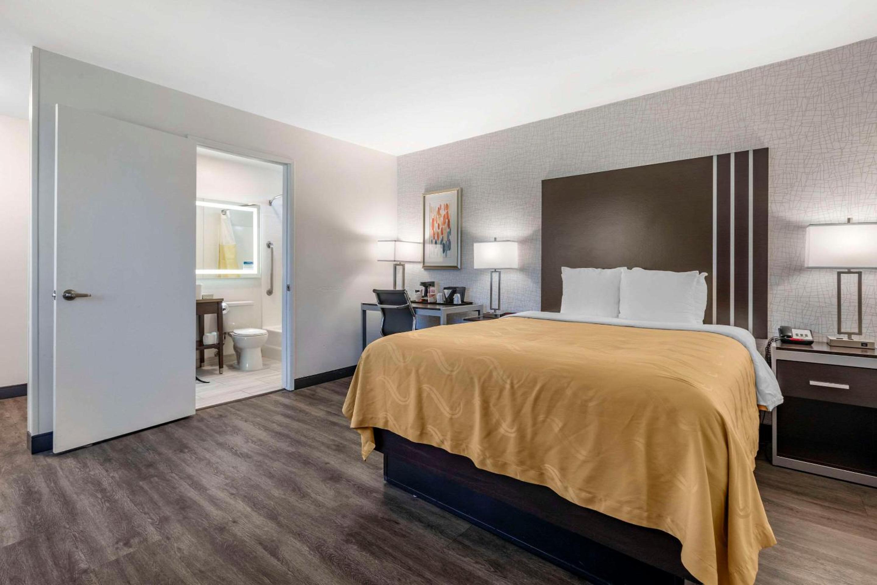 Burbank Vacations - Quality Inn Burbank Airport - Property Image 13