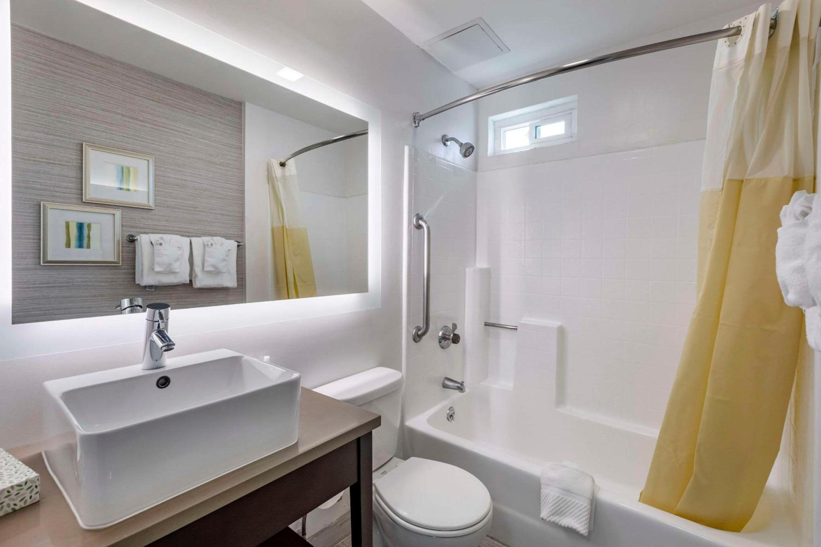 Burbank Vacations - Quality Inn Burbank Airport - Property Image 18