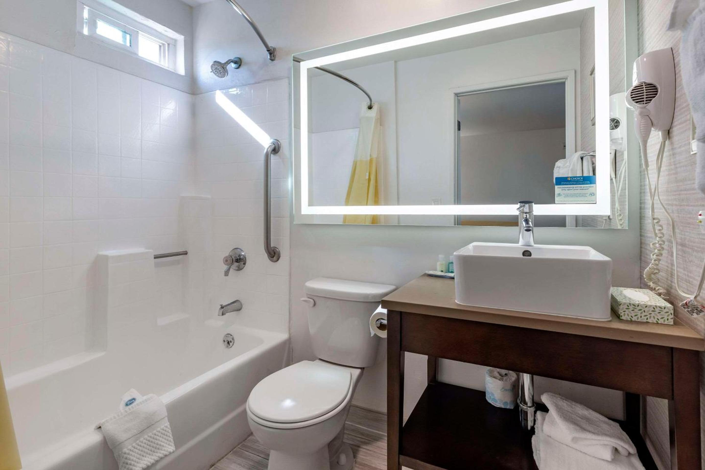 Burbank Vacations - Quality Inn Burbank Airport - Property Image 19