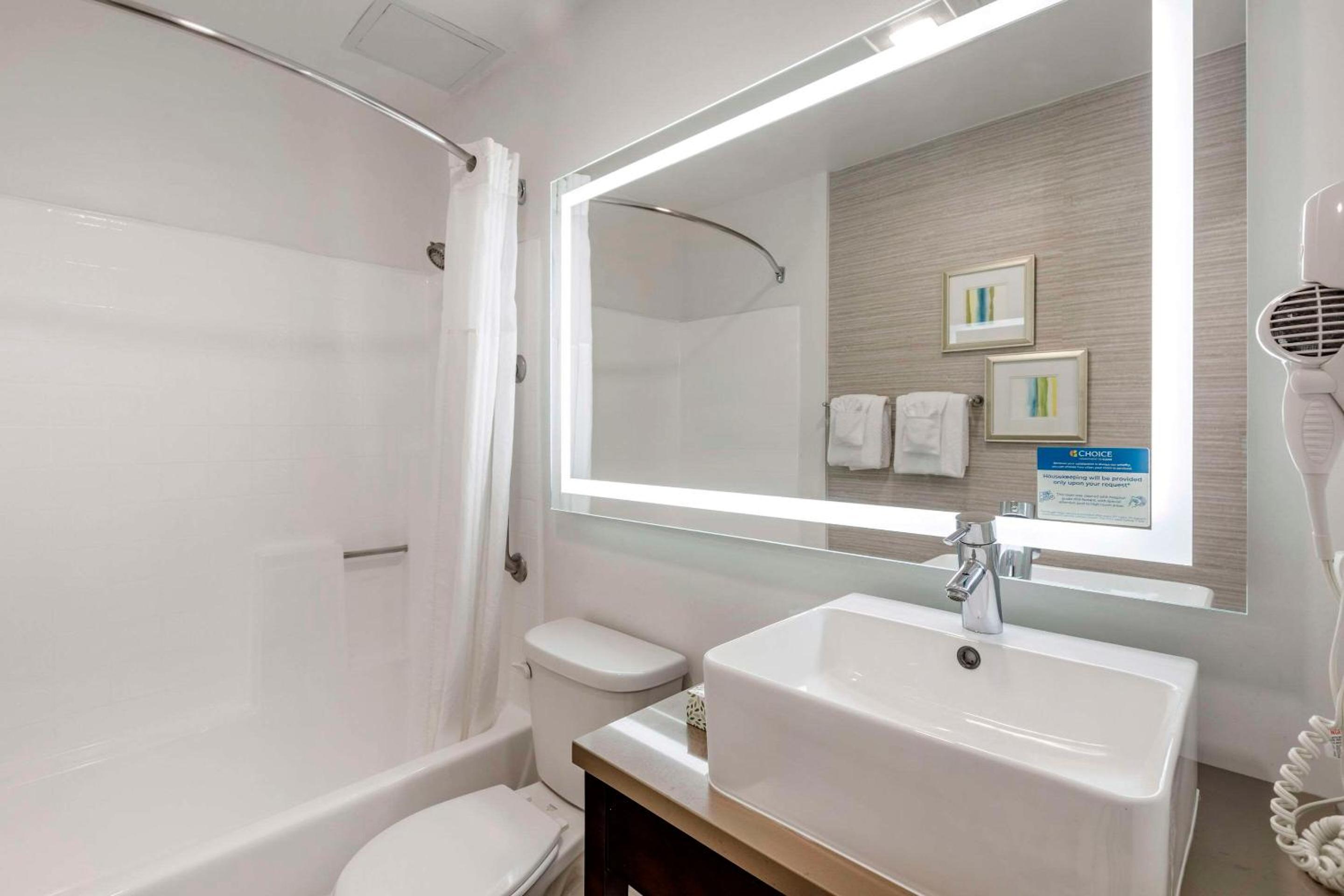 Burbank Vacations - Quality Inn Burbank Airport - Property Image 21