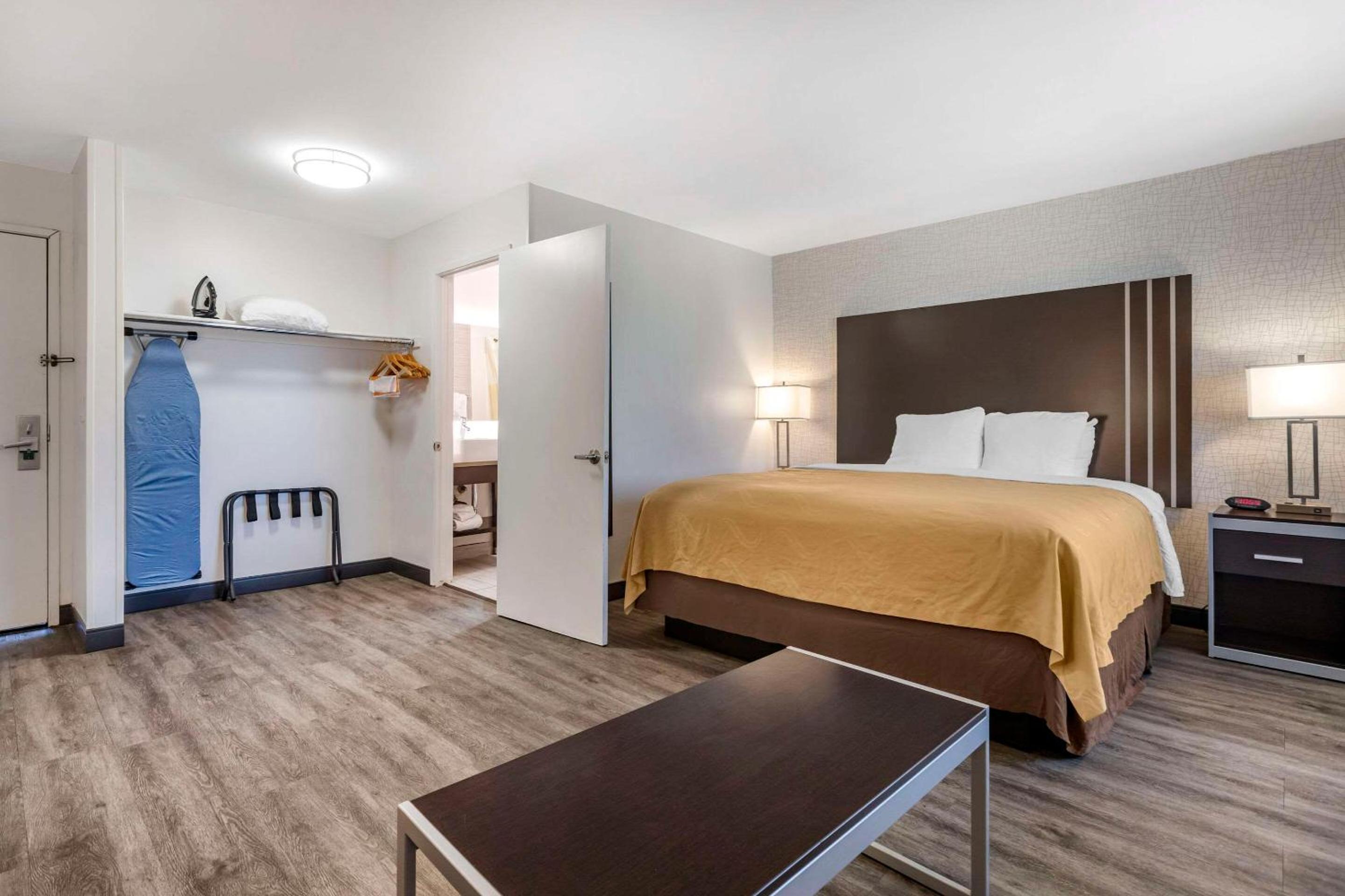 Burbank Vacations - Quality Inn Burbank Airport - Property Image 23