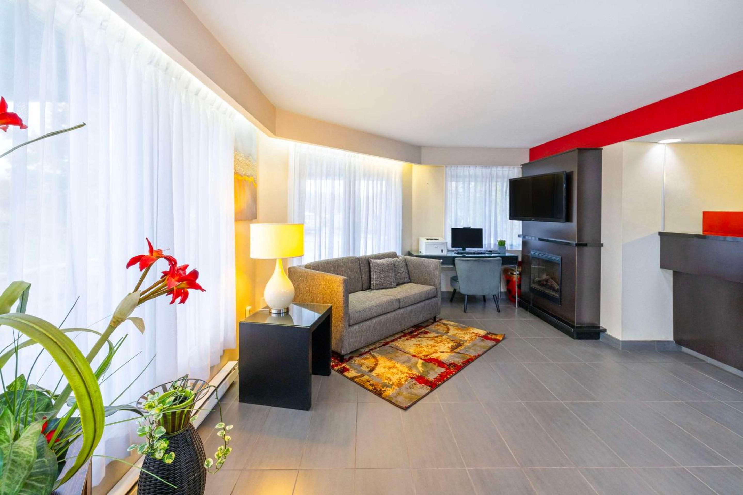 Comfort Inn East - Image 3