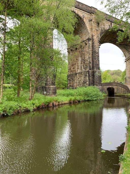 Luxury Attic Studio, heart of Uppermill, Saddleworth